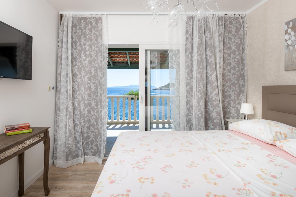 Superb Beachfront Luxury Seaview With Private Beach Milna  Exterior foto
