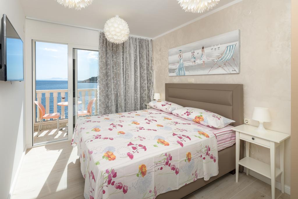 Superb Beachfront Luxury Seaview With Private Beach Milna  Exterior foto