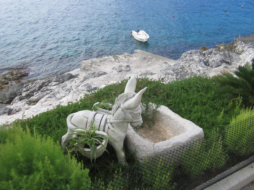 Superb Beachfront Luxury Seaview With Private Beach Milna  Exterior foto